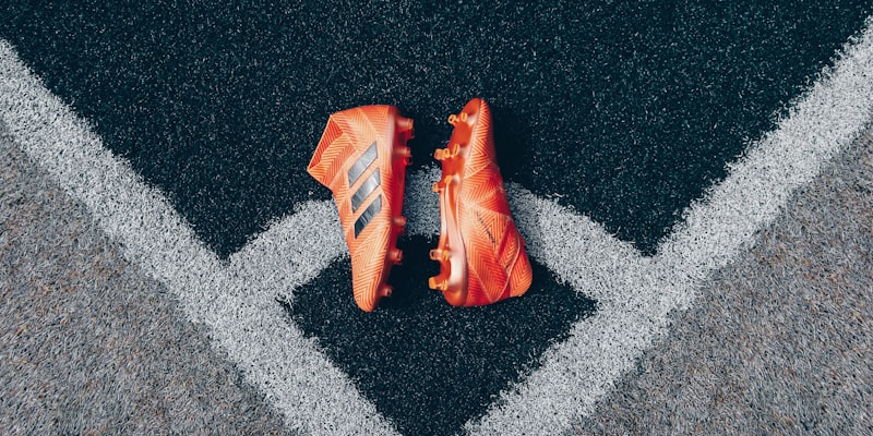 C罗在训练中认真指导年轻球员的场景